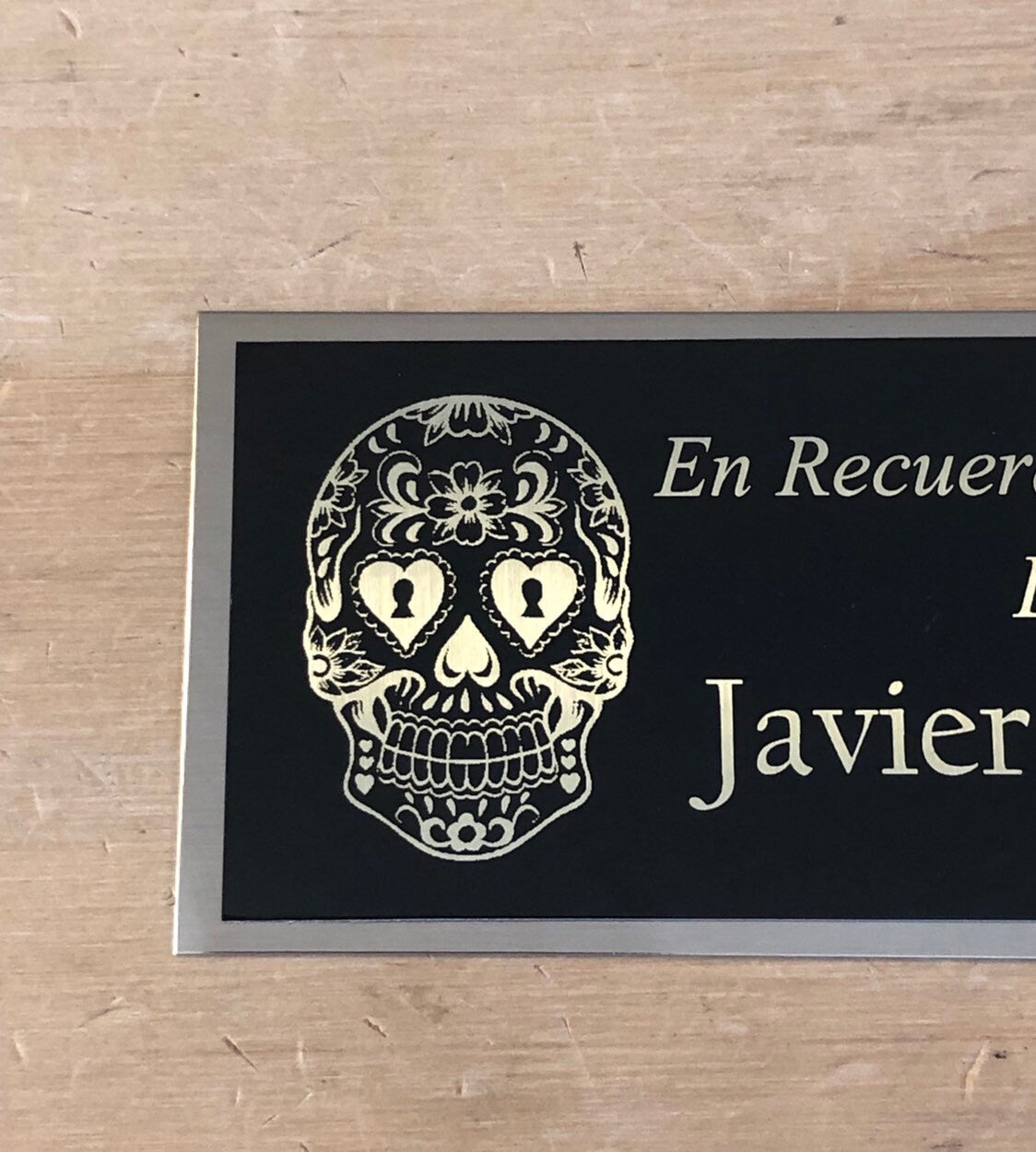 Memorial Urn Plaque Custom Engraved Name Plate Sugar Skull En Recuerdo Amoroso Dia De Los Muertos Cremation Black/Gold Name Plate Plaque