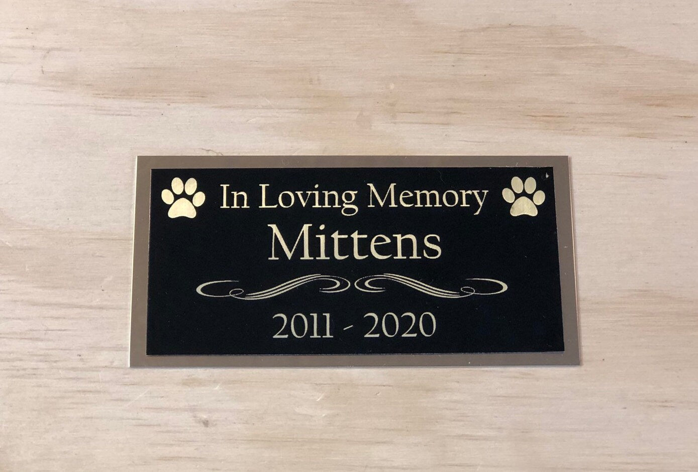 Dog Urn Custom Engraved Name Plate for Cremation Urn Cat Urn Pet Urn Black/Gold Personalized Engraved Name Plaque Name Plate Memorial Plaque